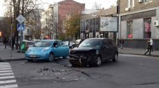 В «тихом» центре Харькова столкнулись «Renault Scenic» и «Nissan leaf» (фото)