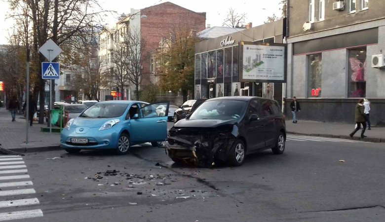 В «тихом» центре Харькова столкнулись «Renault Scenic» и «Nissan leaf» (фото)