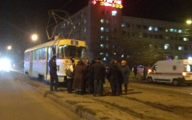 В Харькове жильцы домов без отопления провели «мирное собрание» на трамвайных рельсах