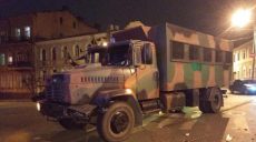В Харькове грузовик с камуфляжной раскраской попал в ДТП (фото)