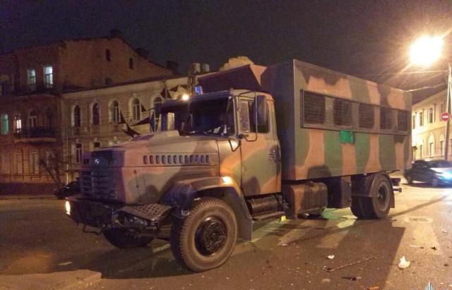 В Харькове грузовик с камуфляжной раскраской попал в ДТП (фото)