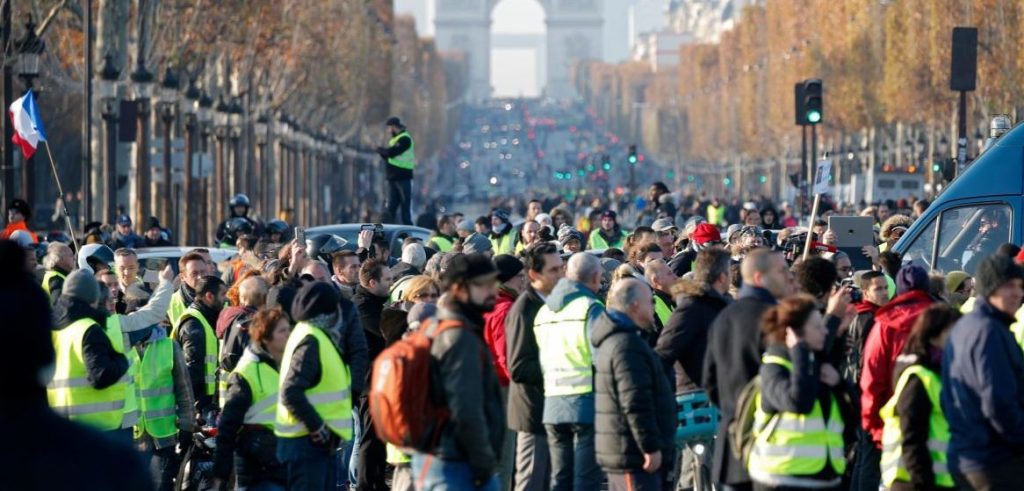 «Бензиновые» протесты во Франции: пострадали более 500 человек (видео)