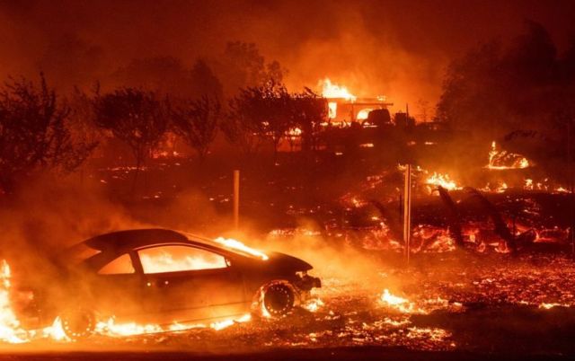 Лесные пожары в Калифорнии уничтожили небольшой город (фото)
