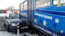 Полиция выясняет обстоятельства столкновения такси с трамваем (фото)