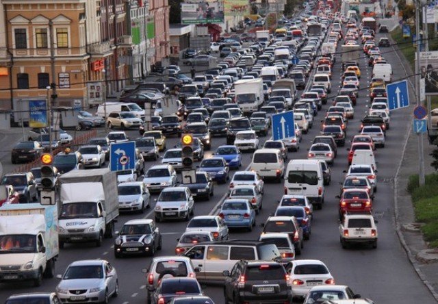 Скорость движения на основных магистралях Киева ограничили 50 км/ч