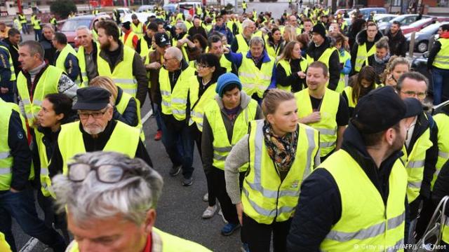 Во Франции проходят массовые протесты против повышения цен на бензин