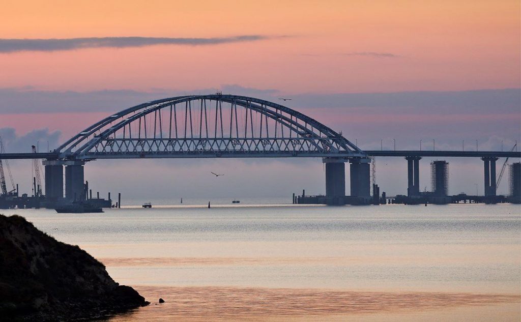 Керченский мост начал смещаться (фото)