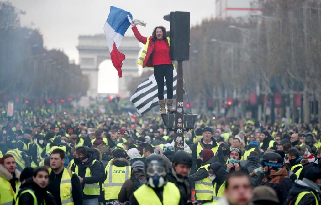 Слезоточивый газ и водометы: во Франции продолжается «бензиновый протест» (фото)