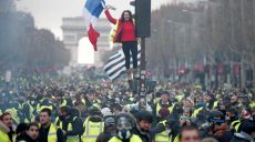 Слезоточивый газ и водометы: во Франции продолжается «бензиновый протест» (фото)