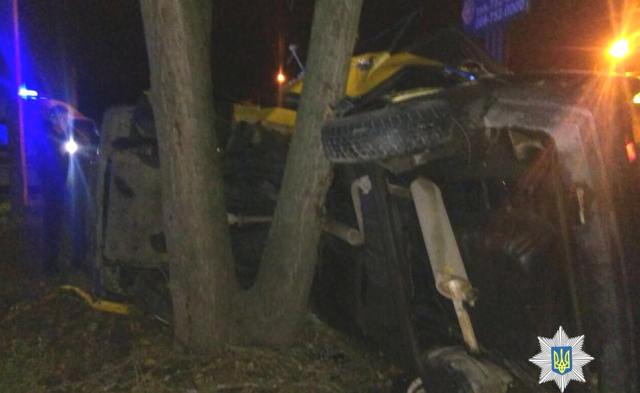В Харькове пьяный водитель врезался в дерево, перевернулся и не пострадал (фото)