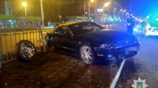 На Науки Ford Mustang въехал в ограждение (фото)