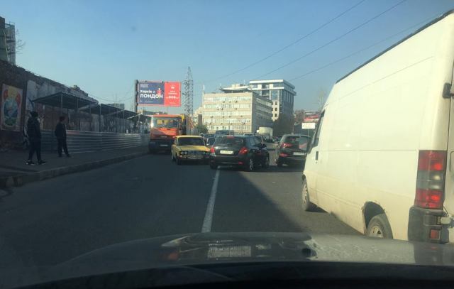 На Харьковской набережной ВАЗ врезался в KIA (фото)