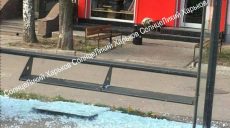 На Тобольской разбили стекло остановочного павильона