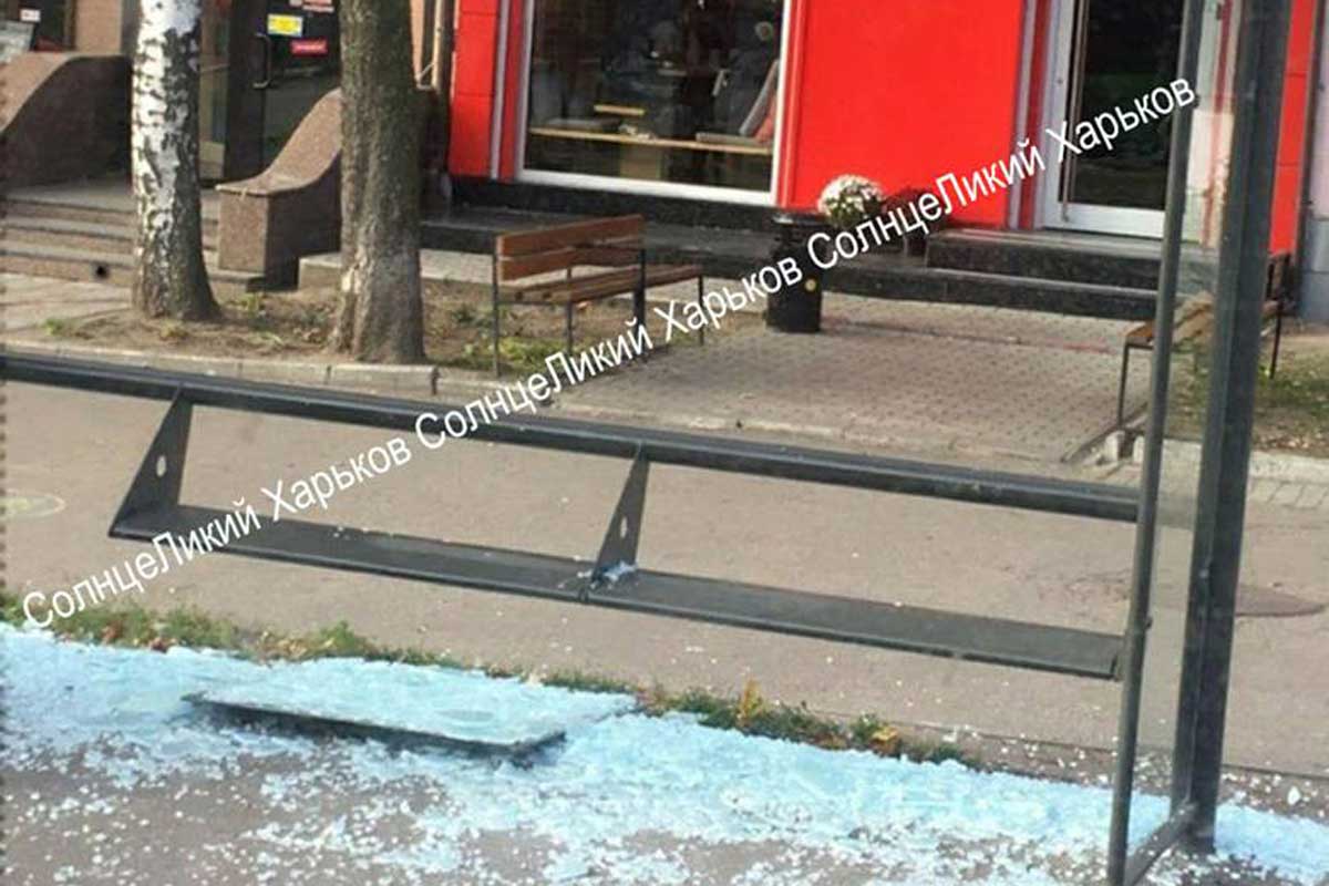 На Тобольской разбили стекло остановочного павильона