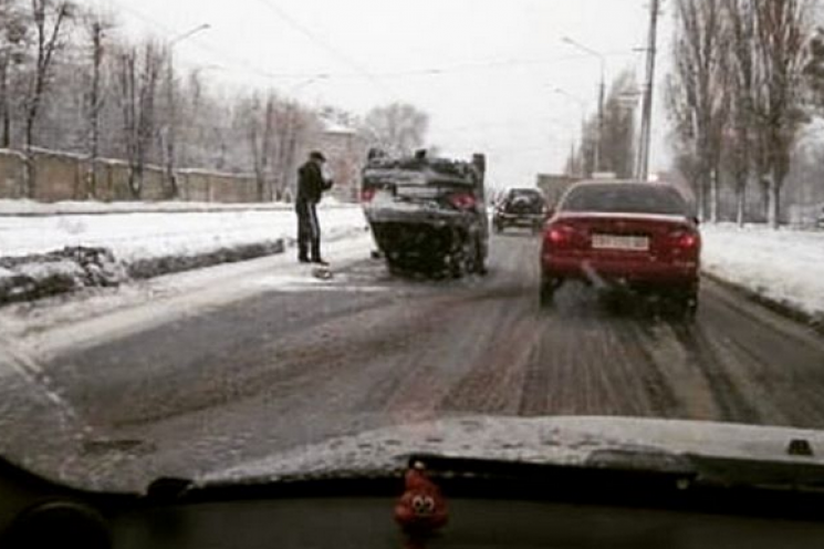 На Морозова из-за скользкой дороги перевернулся автомобиль (фото)