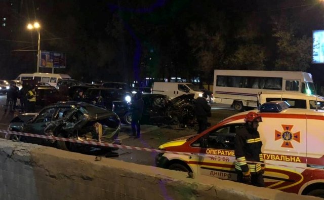 В Днепре столкнулись десять автомобилей (фоторепортаж)