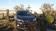 Полиция устанавливает обстоятельства повреждения памятников на кладбище