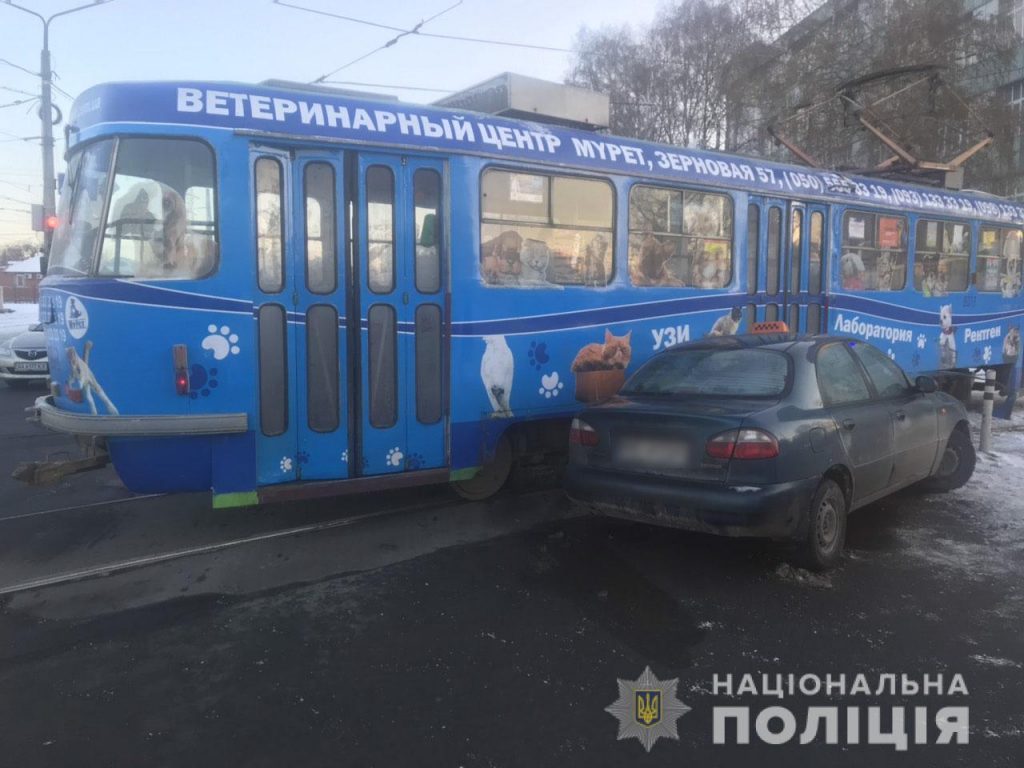 В Харькове столкнулись трамвай и легковушка (фото)
