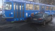 В Харькове столкнулись трамвай и легковушка (фото)