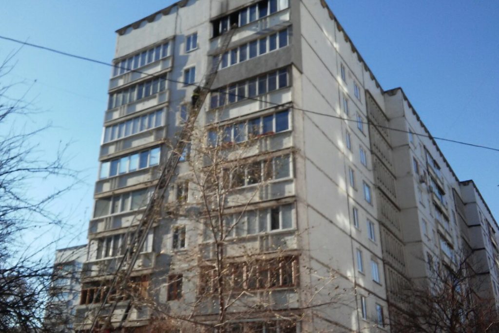 В Харькове из-за сигареты загорелся балкон многоэтажки