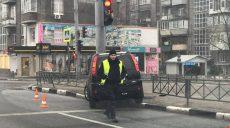 На Науки Nissan сбил забор (фото)