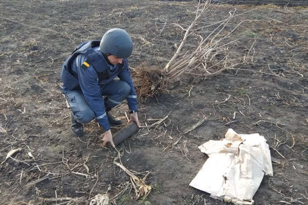 В Дергачах возле дома нашли крупнокалиберный снаряд