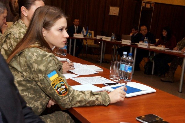 В Харькове обсуждают, как усилить контроль общества над армией (фото)