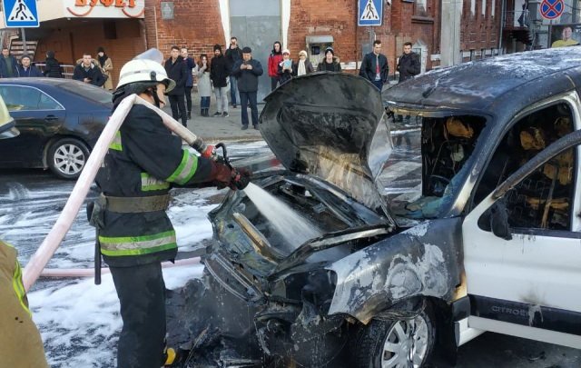 Водитель Citroen Berlingo, загоревшегося на Пушкинской, успел выскочить из салона