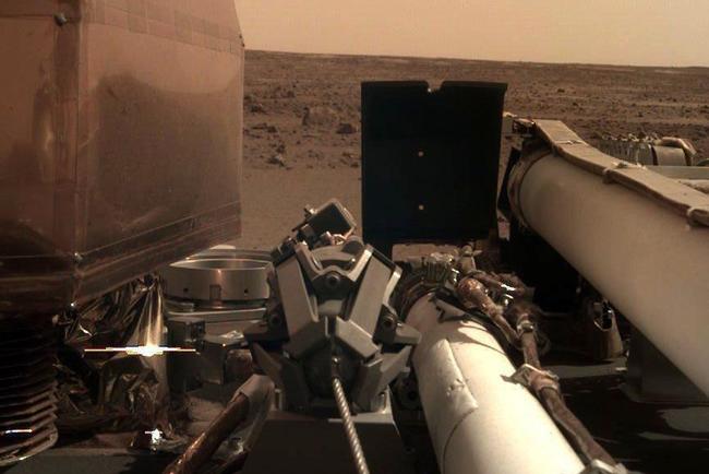Земляне получили первые селфи с Марса (фото, видео)