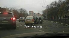 На Гагарина пьяный водитель ударил припаркованный автомобиль (фото)