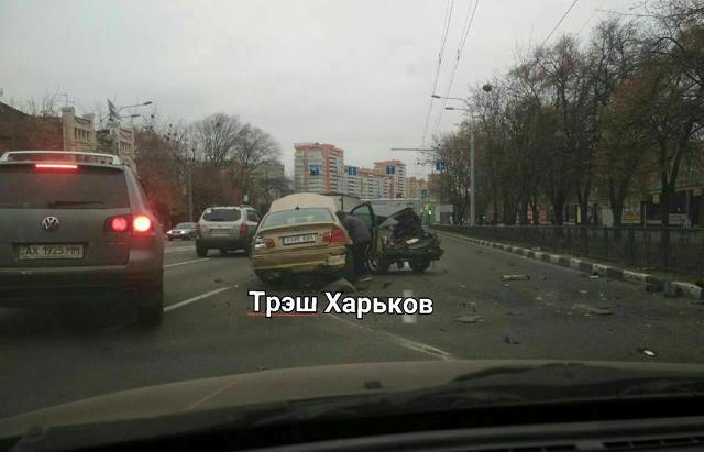 На Гагарина пьяный водитель ударил припаркованный автомобиль (фото)