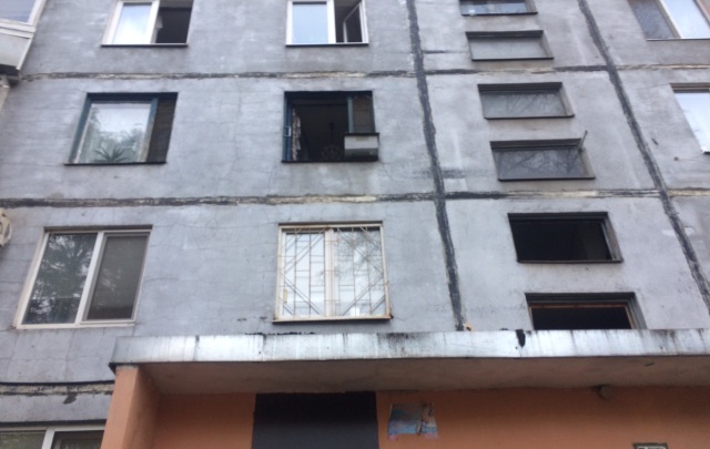 В Московском районе в многоэтажке подожгли квартиру (фото)