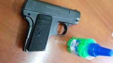 Харьковские школьники стреляли друг в друга из игрушечных пистолетов на переменке — полиция