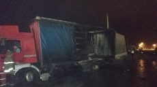 Под Харьковом загорелась фура с прицепом (фото)