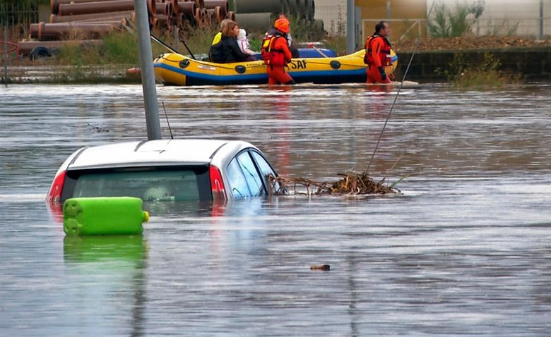 Количество жертв наводнения в Италии увеличилось до 17 человек (фото, видео)