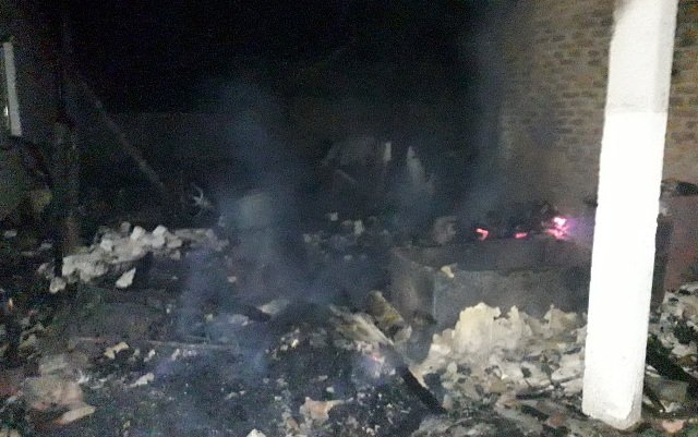 Спасатели предотвратили распространение огня на группу домов частного сектора
