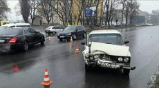 На Академика Павлова Subaru не пропустил ВАЗ (фото)