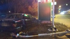 В Харькове водитель Audi сбил светофор