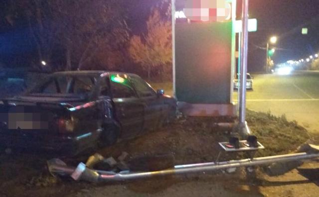 В Харькове водитель Audi сбил светофор