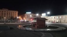 На площади Свободы начали устанавливать главную елку Харькова (фото)