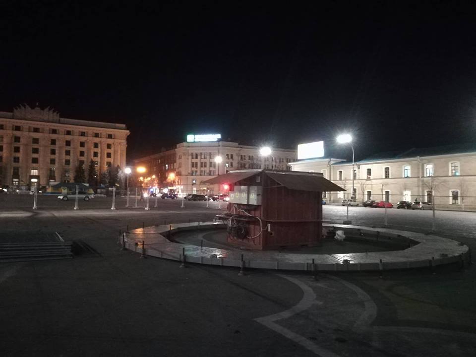 На площади Свободы начали устанавливать главную елку Харькова (фото)