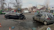 В Харькове столкнулись две иномарки: один водитель пострадал