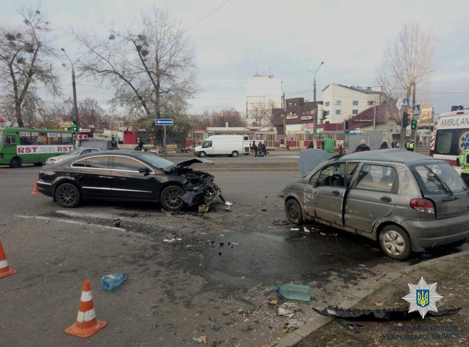 В Харькове столкнулись две иномарки: один водитель пострадал