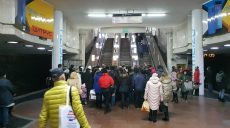 Сбой работы эскалатора в харьковском метро спровоцировал «пробку»