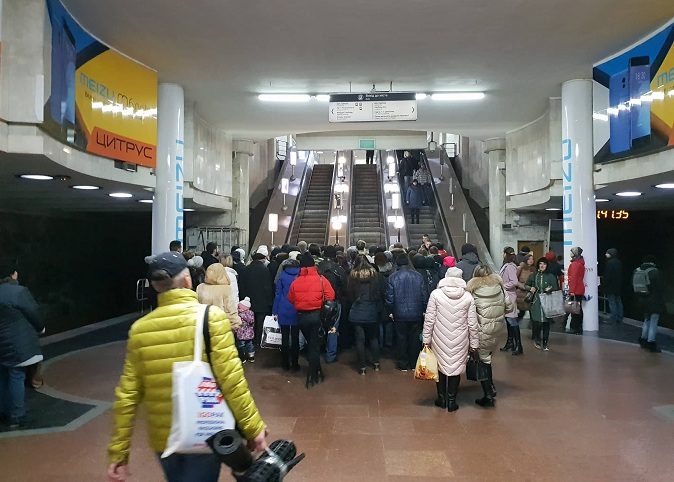 Сбой работы эскалатора в харьковском метро спровоцировал «пробку»