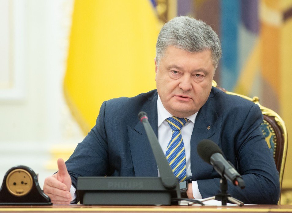 Президент обратился в Верховную Раду с предложением о введении военного положения в Украине