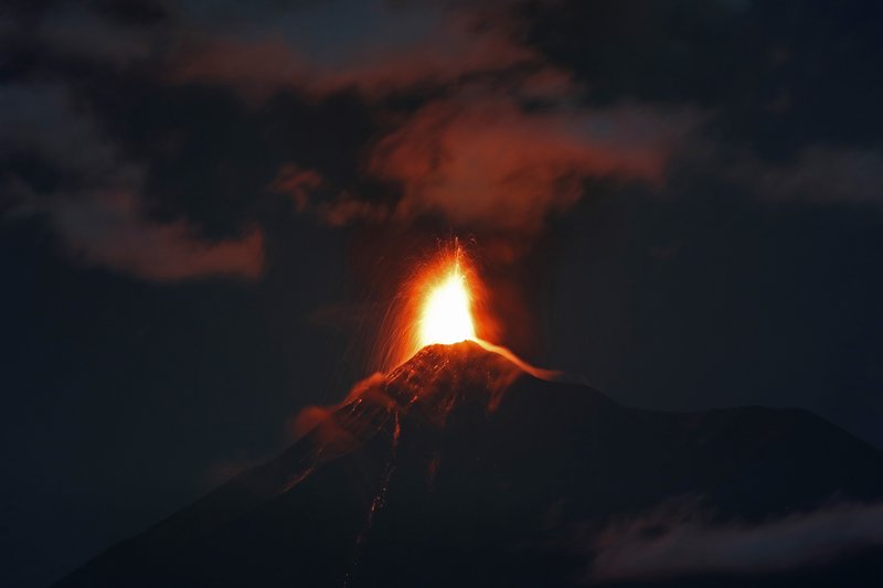 Эвакуация людей в Гватемале: извергается опасный вулкан (видео)