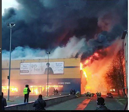 В России «вспыхнул» торговый центр: 1000 человек эвакуировали (видео)