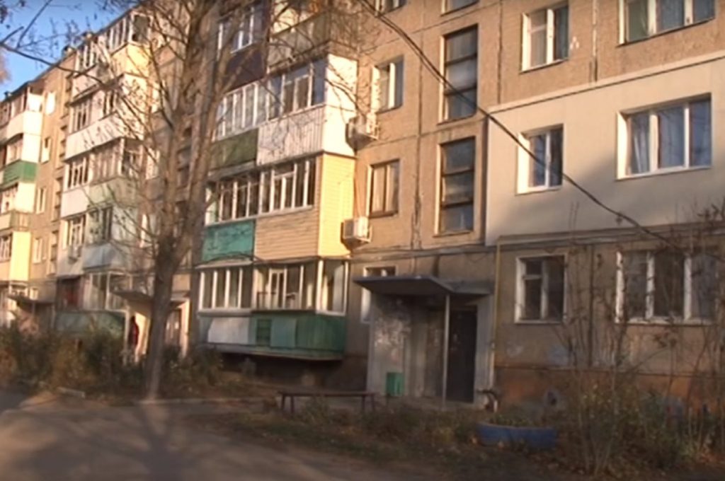 У Харкові більше тижня сусіди однієї з багатоповерхівок терпіли нестерпний сморід (відео)