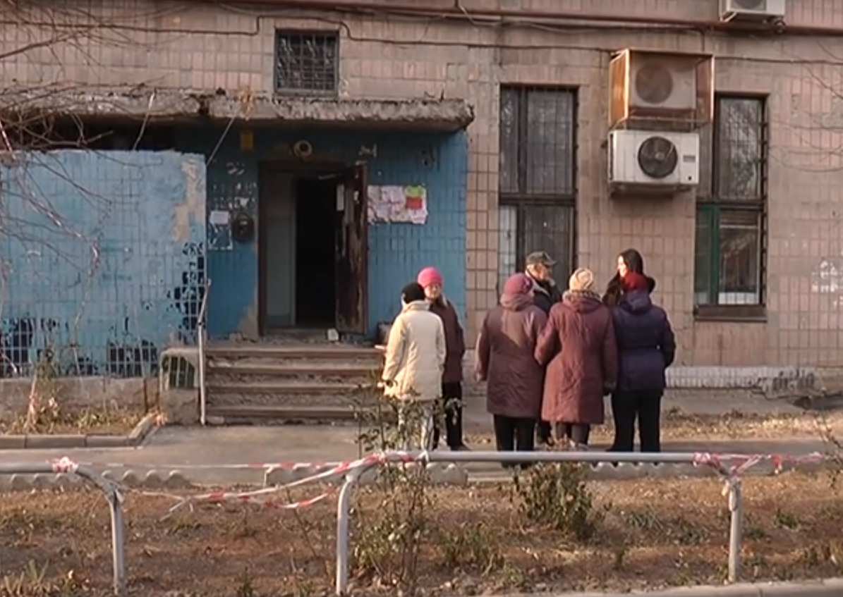 Мешканці однієї з багатоповерхівок у Харкові страждають від неприємного запаху (відео)